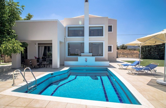 Elegant, luxurious villa in a peaceful environment