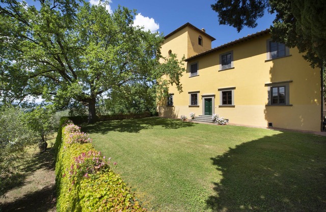 Elegant luxury villa near Florence with private pool and winery