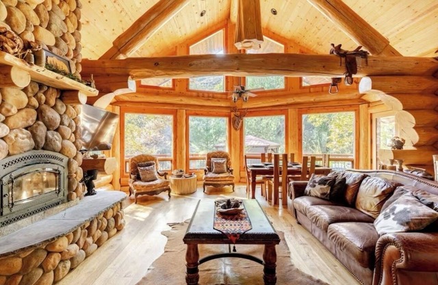 Elegant Mountain-View Hideaway Lodge