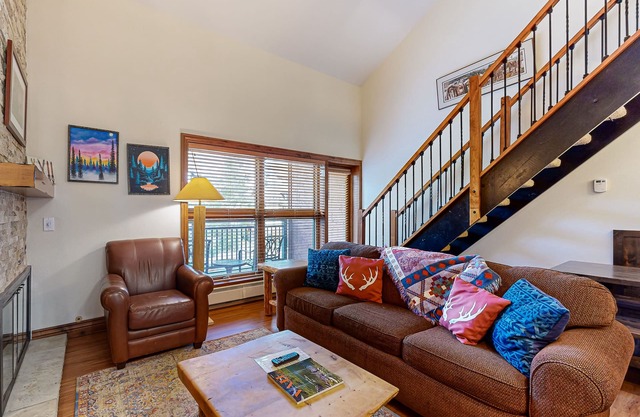 Elegant, ski-in/out condo w/fireplace, fast WiFi, shared pool/hot tubs/laundry