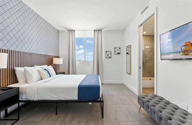 Elegant SoBe 2 Bedroom Apartment
