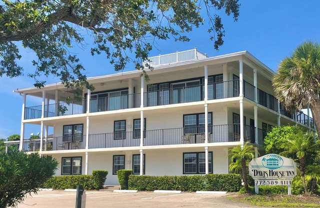 Elegant Top-Floor Penthouse - 3BR/3BA - Panoramic Views - Boutique Hotel Setting