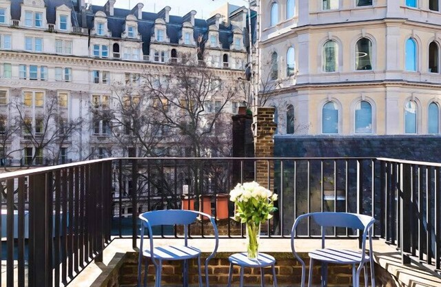 Elegant Townhouse in Trafalgar Square