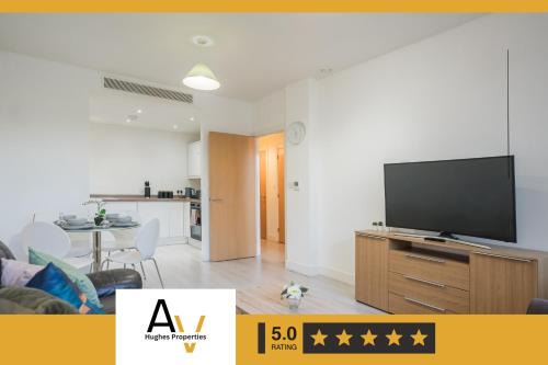 Elegant Two-Bedroom Apartment - Free Wi-Fi, 7 Mins from Station, Perfect for Business or leisure Travellers By AV Hughes Properties