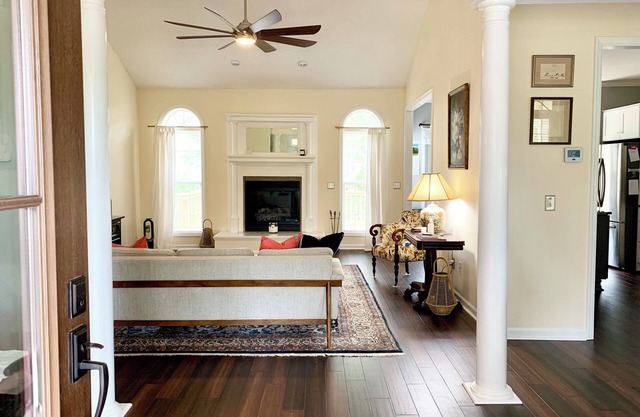 Elegant Whole House Retreat - Sleeps 8 - 9 Mins From PCC No. 2