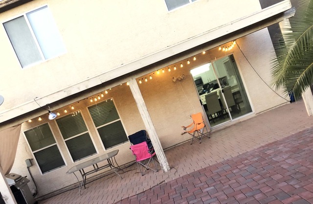 Elegantly Renovated 3br/2.5ba house near airport