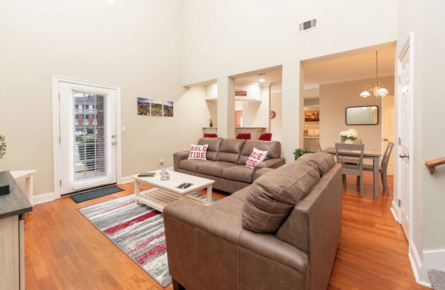 Elephant Hideaway: 3-Bed Townhome Near University of Alabama with Pool & Amenities