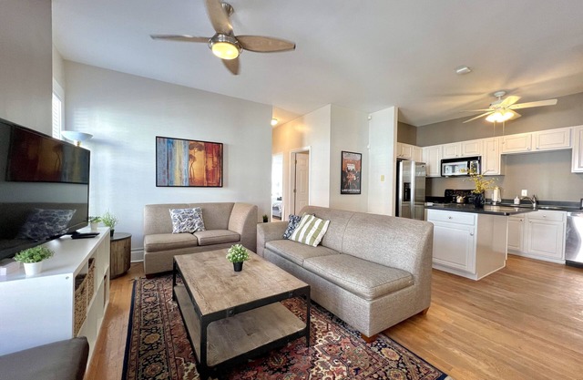 ⌂ Elevated 2bed 1.5 Bath in a Historic 1913 Building ⌂
