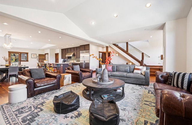 Elevated Escape: Large beautiful home - great views - hot tub!