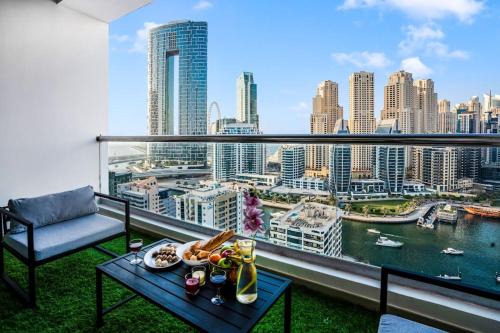 Elite Waterfront 3BR Haven - Marina and Sea Views!