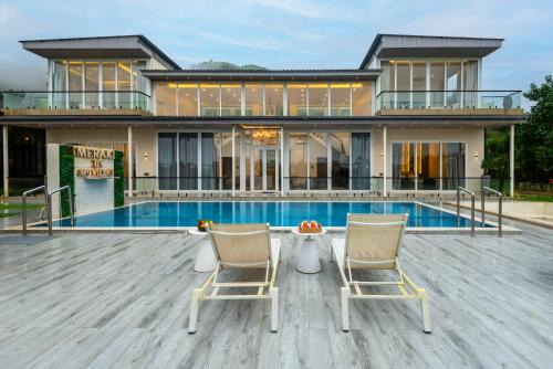 ELIVAAS Meraki Villa - Luxe 5 BHK Glass Villa With Private Pool, Balcony, Garden & Gazebo