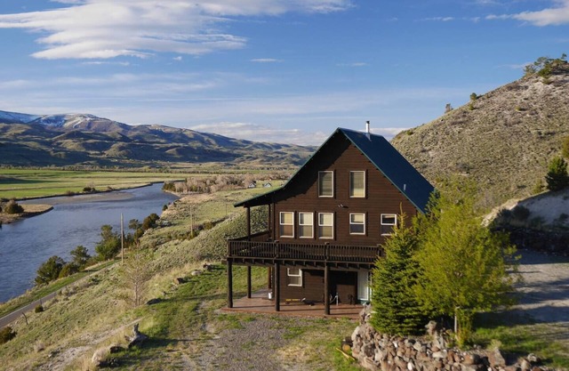 Elk Cabin: Epic Views of the Yellowstone River