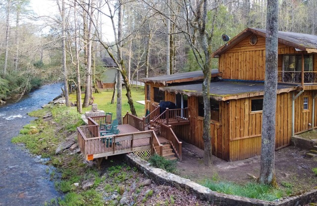 Elk Manor - Serene Riverfront Cabin Minutes Away from Helen