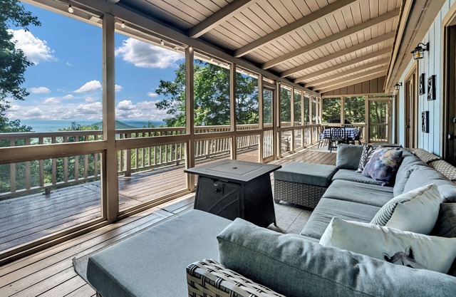Ellijay Walnut Mountain Cabin - Hot Tub, Fire Table, Pet Friendly and Views