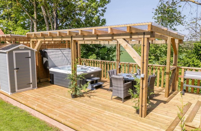 ELM LODGE, family friendly, with hot tub in Washford
