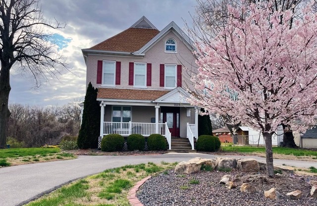 Elm Street Escape- Easy Access to Alton & STL