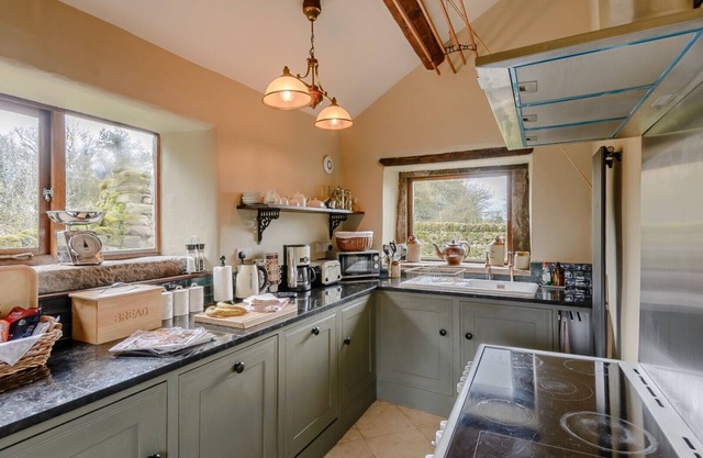 Elton House - Four Bedroom House, Sleeps 10