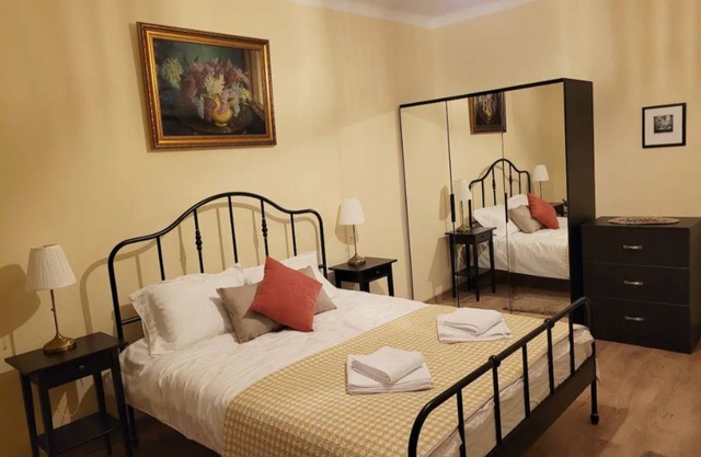 Ema's Vintage Spacious 2 BR Central Apartment with Mountain View