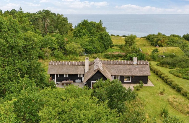 "Emeli" - 100m from the sea by Interhome