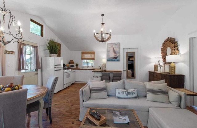 Emerald Cottage- Lake front & kayaks on HGTV!