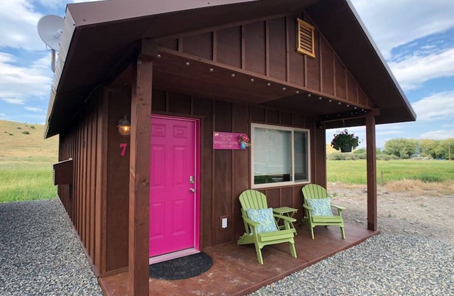 Emigrant Cabins #7- Tiny Cabin in Montana