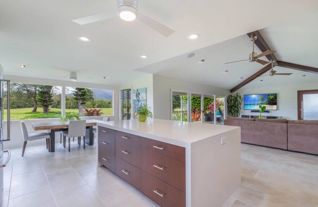 Emmalani Oasis - Luxe Designer Home with stunning Mountain Views