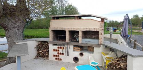 Emplacement tente proche d'une mare .