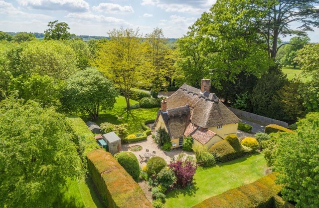 Enchanting 16th century thatched cottage in large private park - The Gildhall