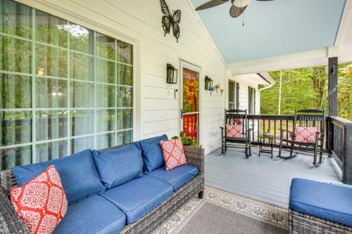 Enchanting Creekside Hiawassee Cottage with Hot Tub