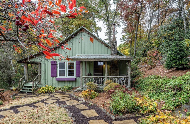 Enchanting Mountain Cottage with Private Hot Tub & Fireplace Charmn