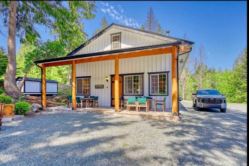 Enchanting Rustic Cabin Retreat near Whistle Lake in Washington