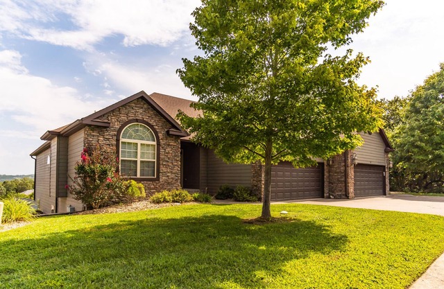 Enchanting Stonebridge Resort Villa just minutes from Silver Dollar City!