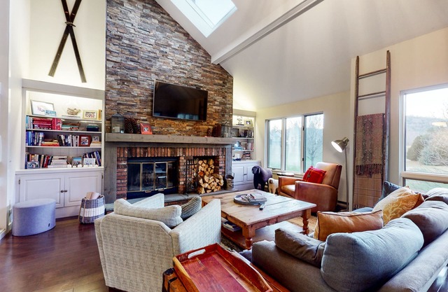 End unit townhome near golf & ski - walk to Quechee Club - views & fireplace