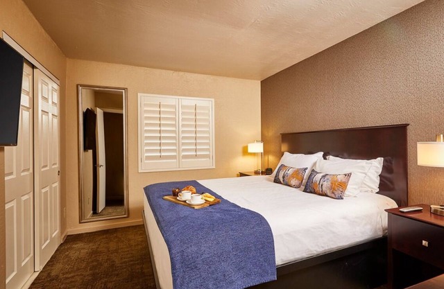 Endless Arizona Fun! 2 Serene Units, Courtyard View, Free Parking, Five Pools!