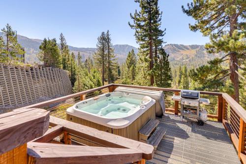 Endless Mtn Views! Group Ski Lodge at Sugar Bowl