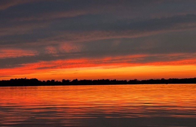 Endless Sunsets - Lake Front Retreat in the "Gut" on Lake Champlain