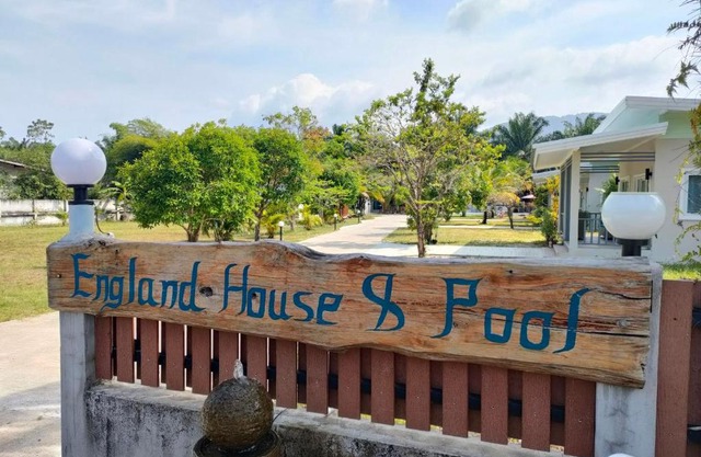 England House & Pool