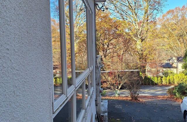 Enjoy a centrally located Edgemont 3Brm house in nature