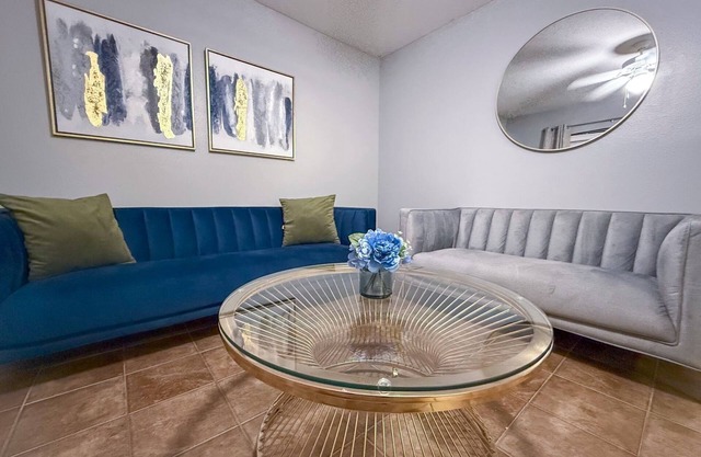 Enjoy a Cozy Stay in Charming Studio in Davenport with AC, WiFi.