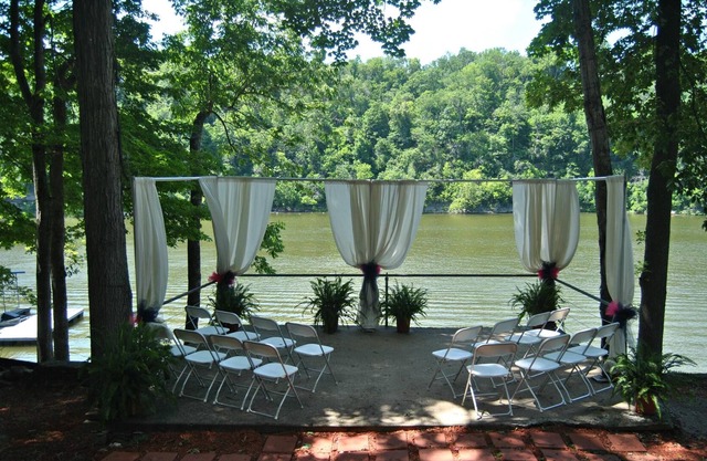 Enjoy A Lakefront Retreat! Peaceful, with beautiful views of the lake!