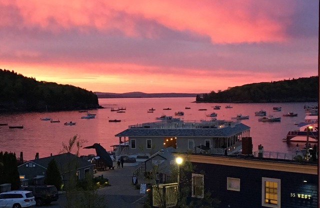 Enjoy A Suite With A Large, Furnished Waterfront Deck Viewing Boats & Islands.