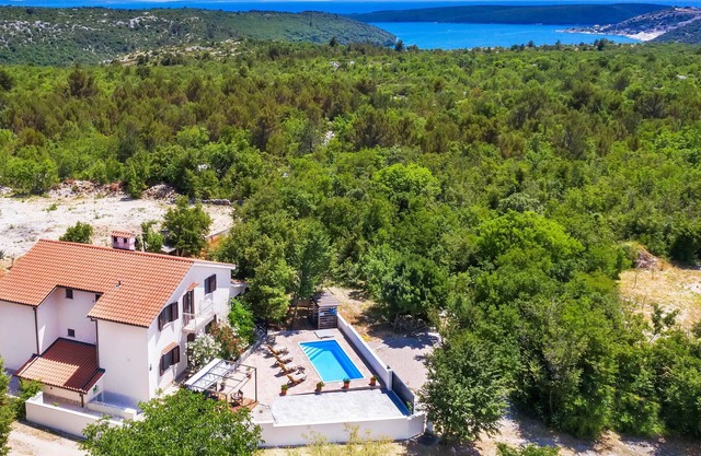 Enjoy a vacation with sun & relaxation in this dream house.