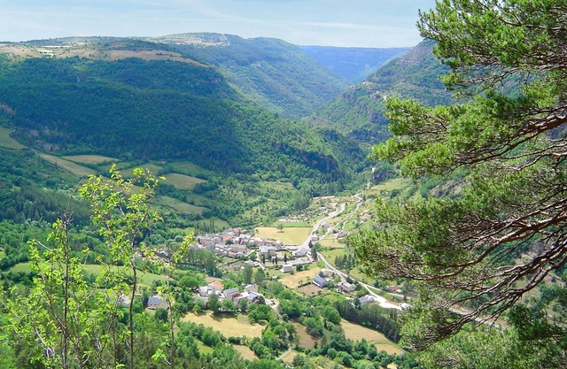 Enjoy a wonderful view of the mountains on vacation in this beautiful vacation apartment.