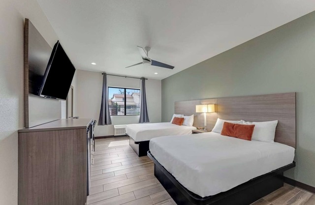 Enjoy Comfort in a Cozy Room w/Convenient Amenities - Perfect for Any Stay
