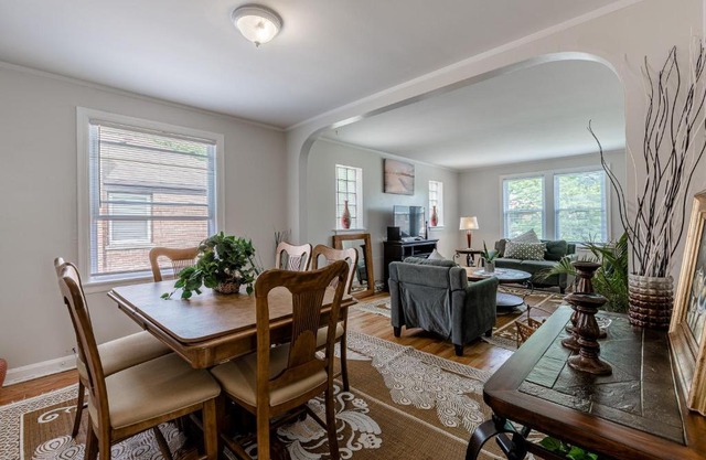 Enjoy Evanston! Slow Down After a Busy Day Sight Seeing - Walking Distance from Public Transportation apts