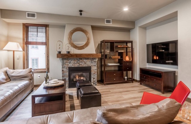 Enjoy Fall in Mammoth Lakes! Townhome with 2 Private Decks, Hot Tub, Fireplace and Grill!