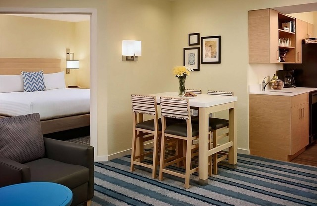 Enjoy Free Breakfast and Outdoor Pool! Discover a Charming Stay in Princeton!