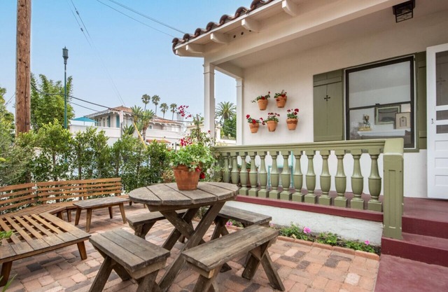 Enjoy indoor-outdoor living, a full kitchen, and vintage coastal charm.