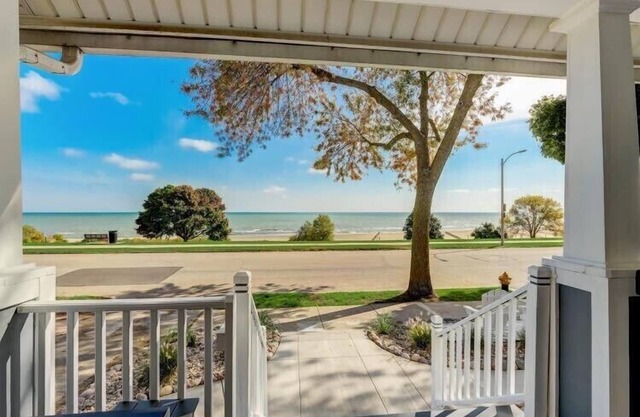 Enjoy Lakefront living with family!
