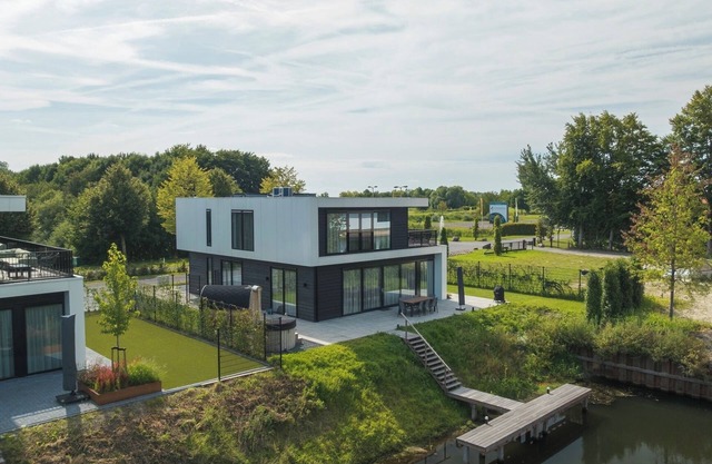 Enjoy luxury in the vacation villa Moon: 8-person villa with whirlpool, sauna and terrace by the water. Modern and spacious, ideal for a relaxing vacation!
